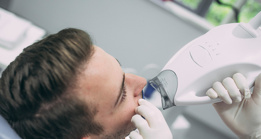 Patient erhält Bleaching