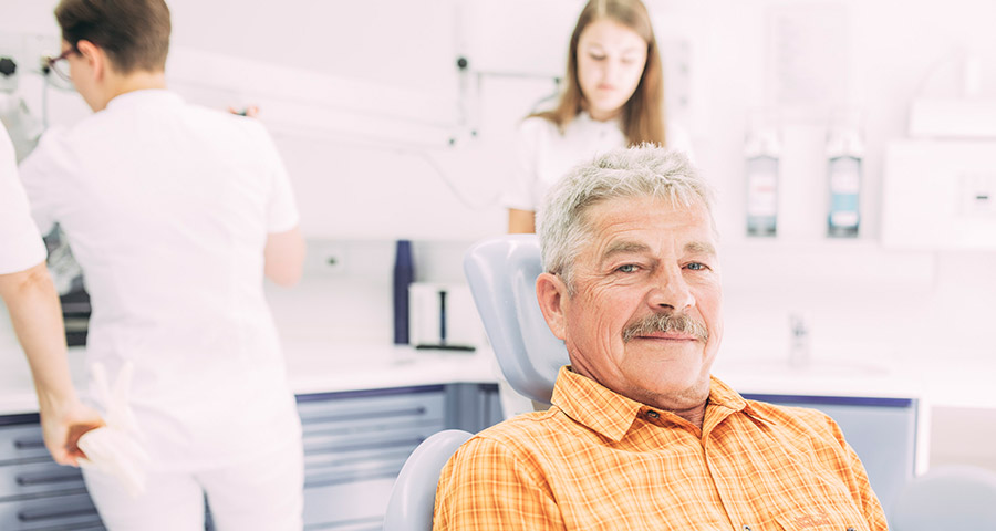 Patient schaut zufrieden in die Kamera