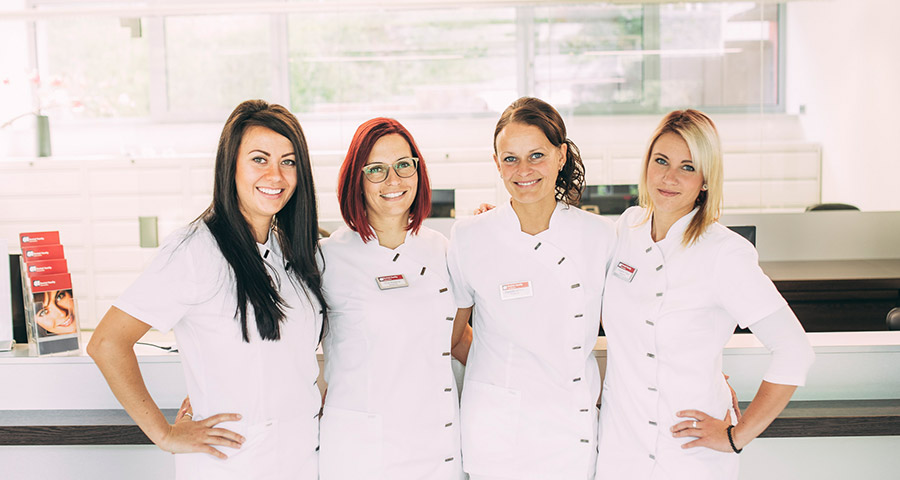Das Team der Rezeption der Zahnarztpraxis Dental Family in Jahnsdorf bei Chemnitz