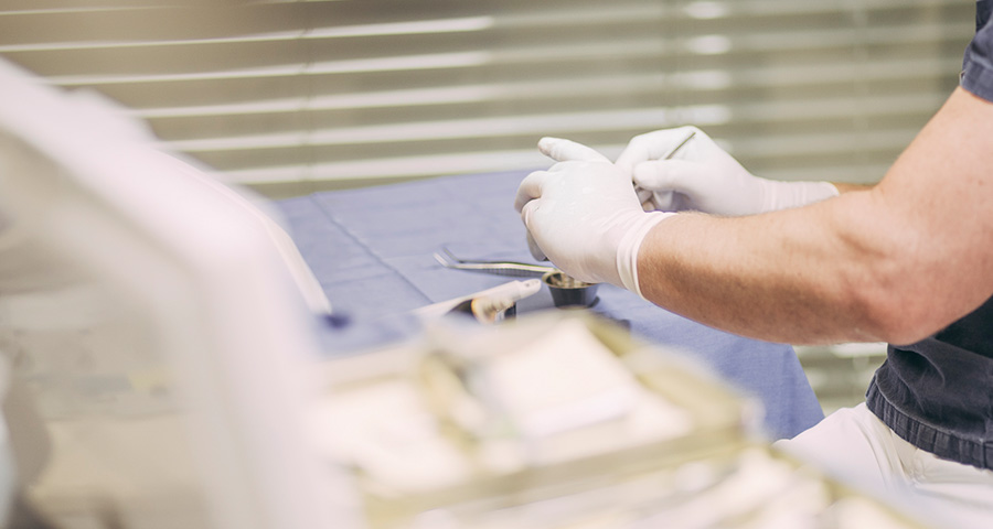 Zahnarzt bereitet Instrumente für Knochenaufbau vor